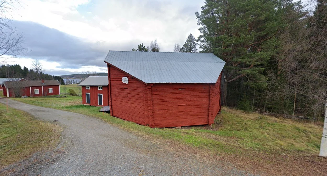 北部海岸外傾的八角形棚屋