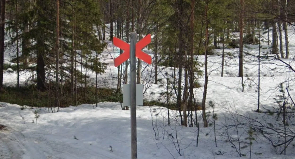 標記雪地摩托車道的小紅十字