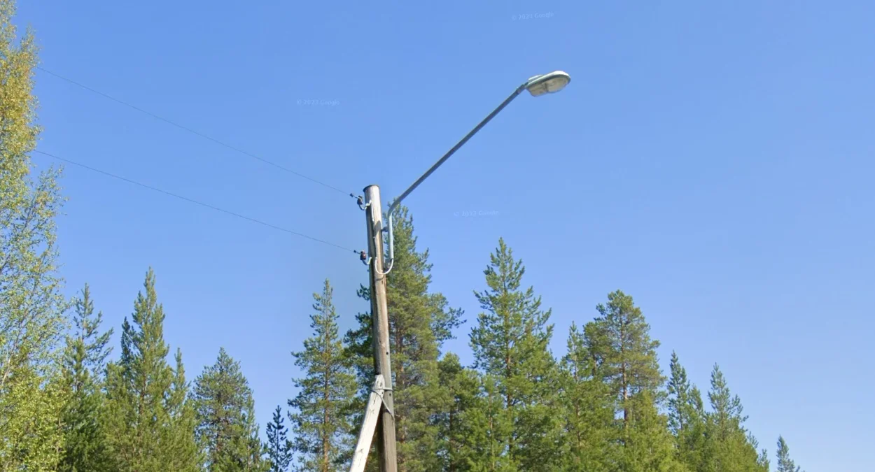 安裝在桿頂下方的路燈