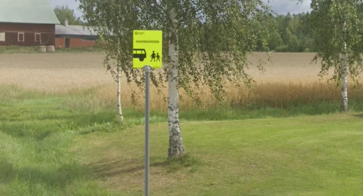 特定地區的霓虹黃校車站牌