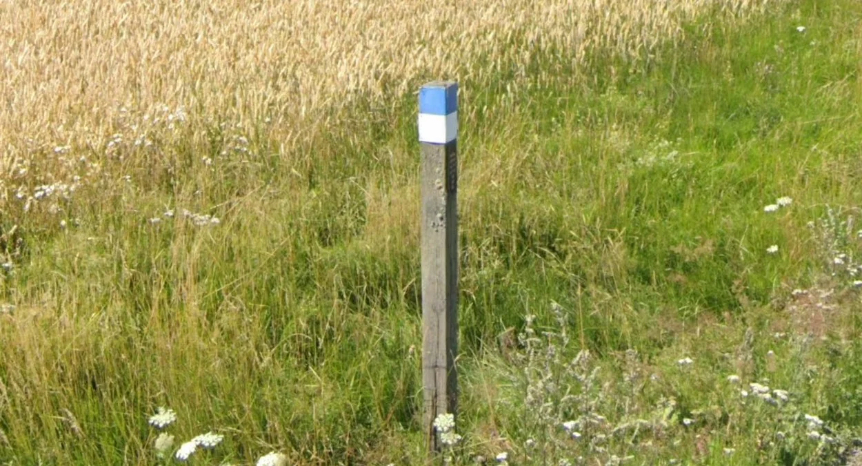 頂部藍白條紋的電力標記