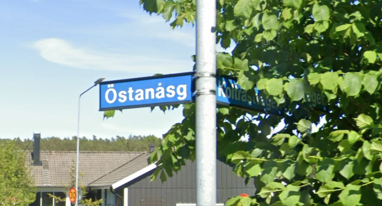 雪平帶黑邊的藍色路牌