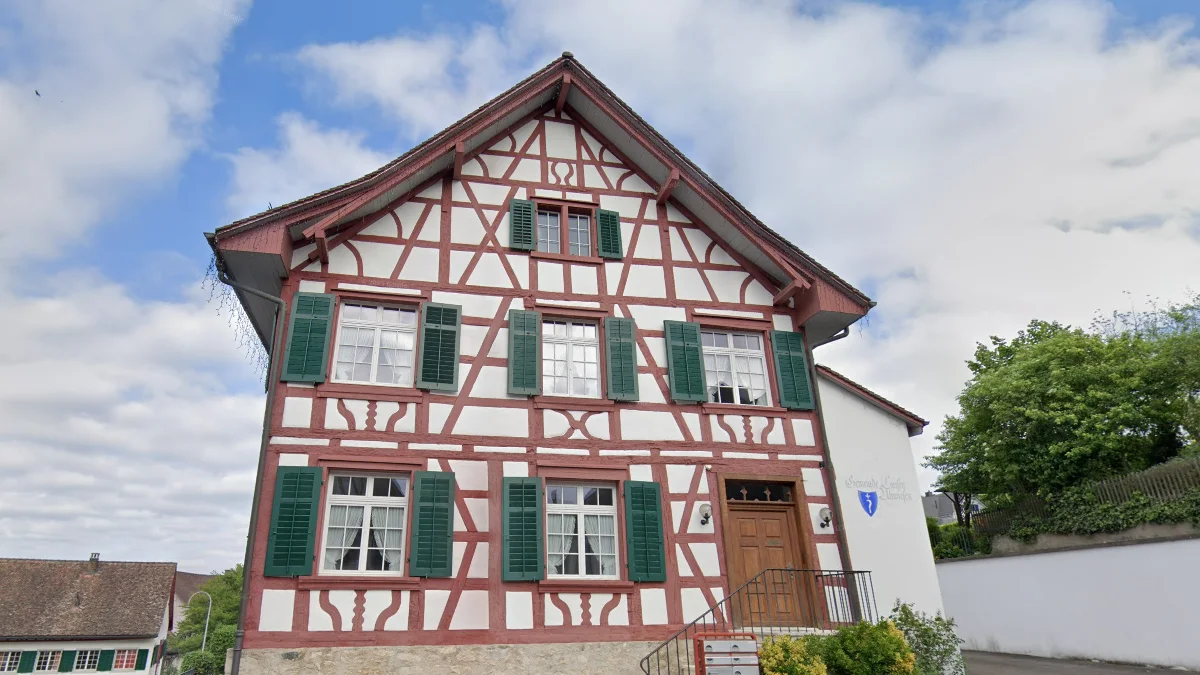 東北部紅色木結構