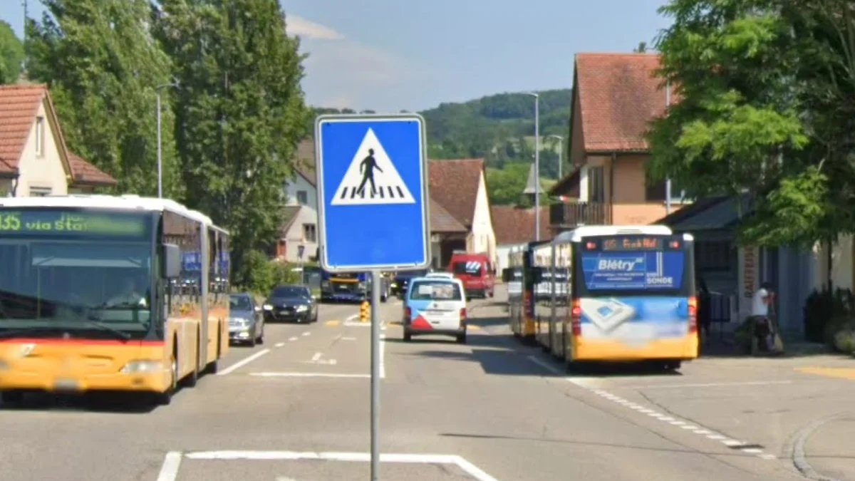 七條紋藍色行人標誌