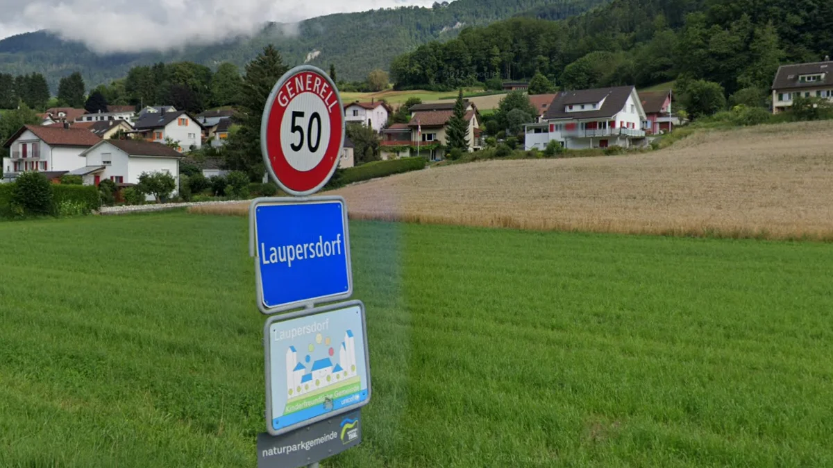 灰色金屬邊框路標