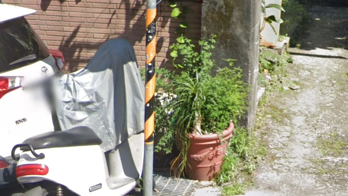 黑黃斜條紋電線桿