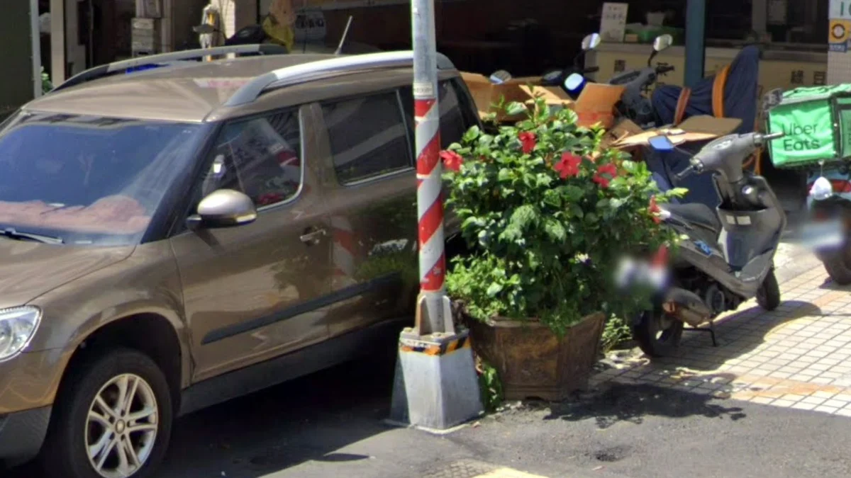 高雄紅白條紋梯形路燈