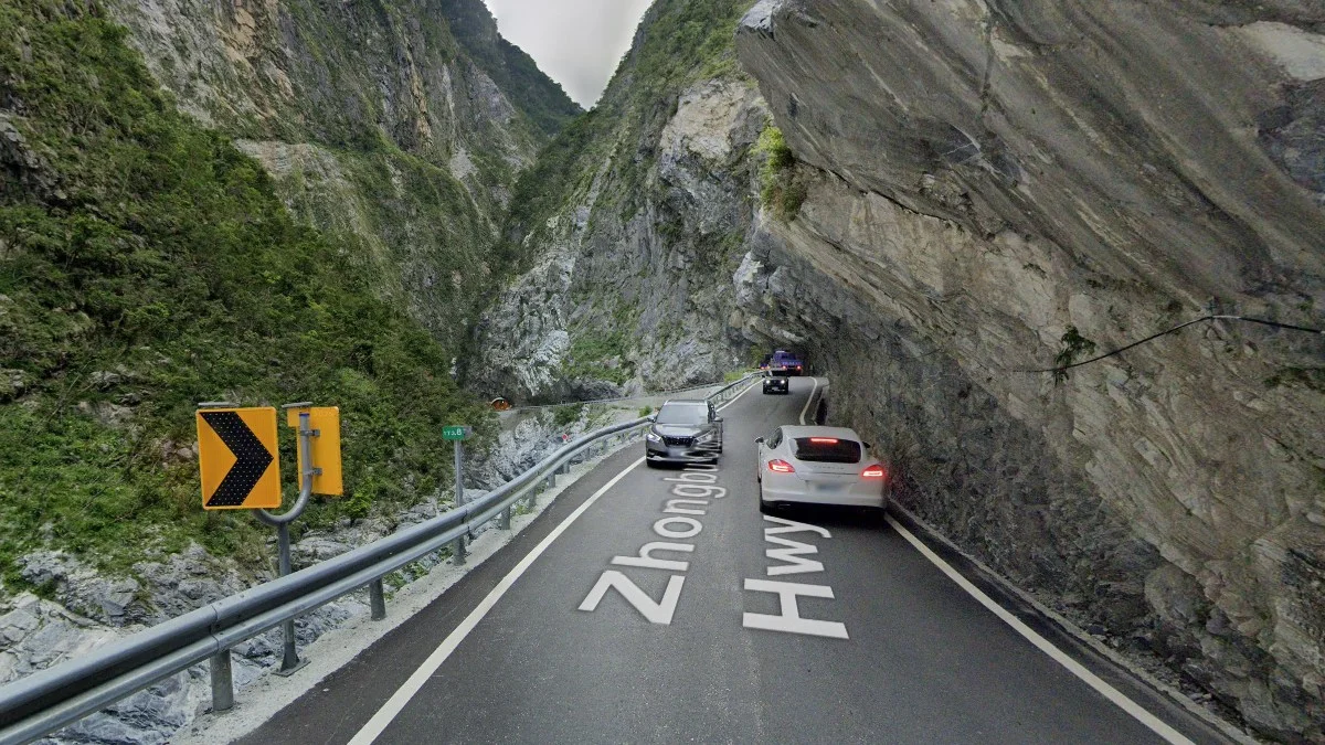 台8線花蓮黃色護欄