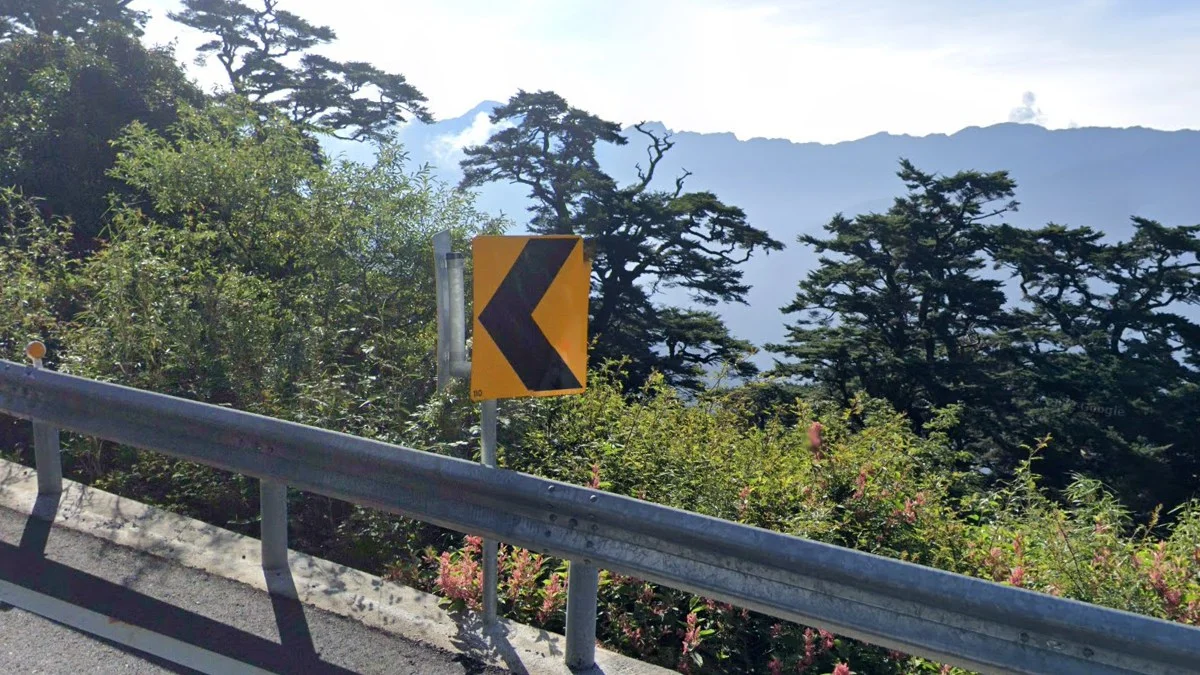 黑底黃色人字形標誌