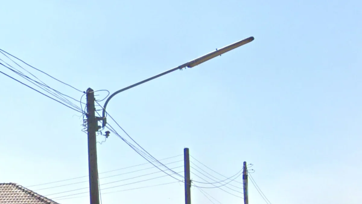 細長懸臂路燈桿