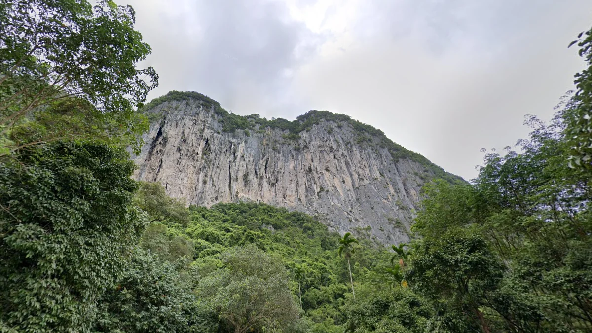 西部半島裸露岩山
