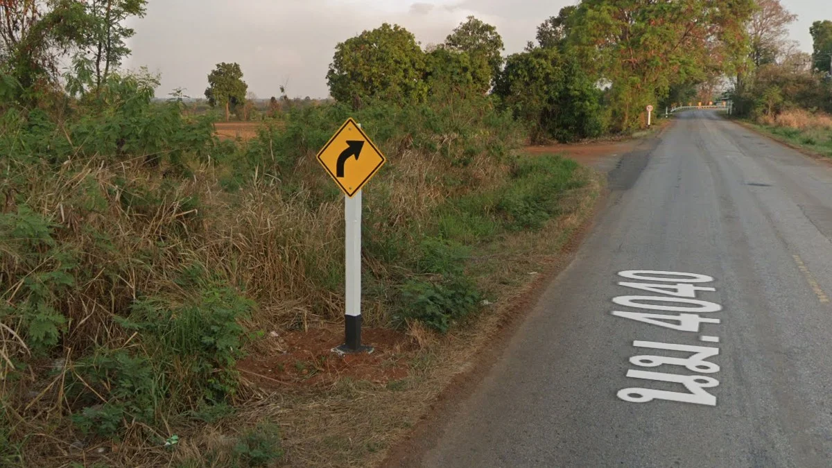 底部塗黑方形標誌桿