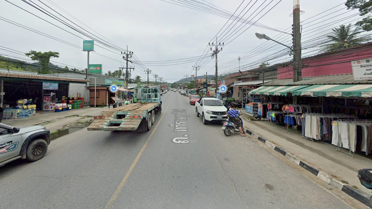 狹窄擁擠的觀光島嶼道路