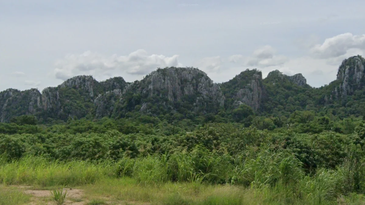 沙拉武里北部裸露岩山