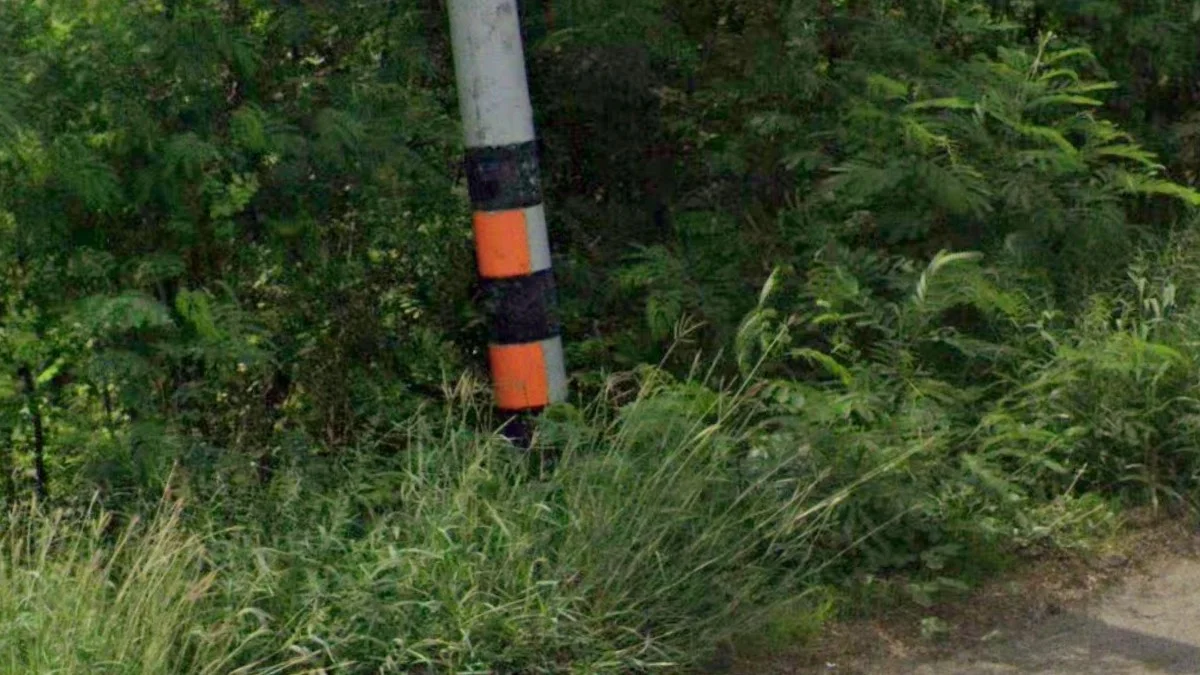 紅黑條紋路燈桿