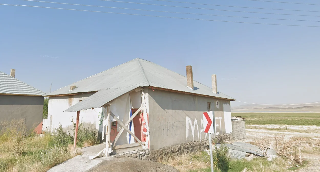 凡湖周圍金字塔形鐵皮屋頂