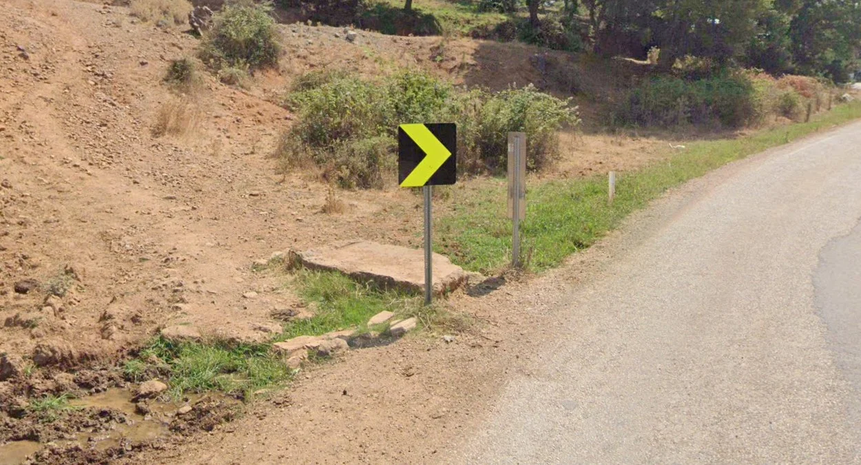 黑底黃字導向標誌