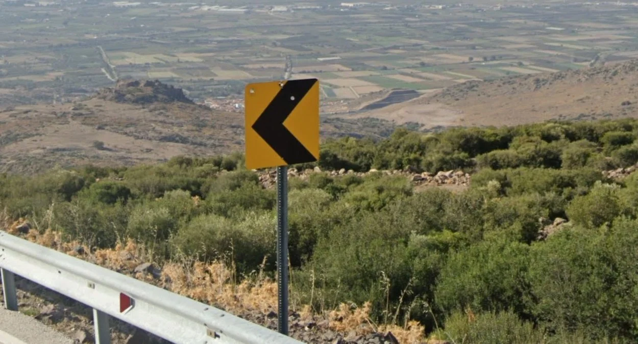 伊茲密爾北部黃底黑字導向標誌