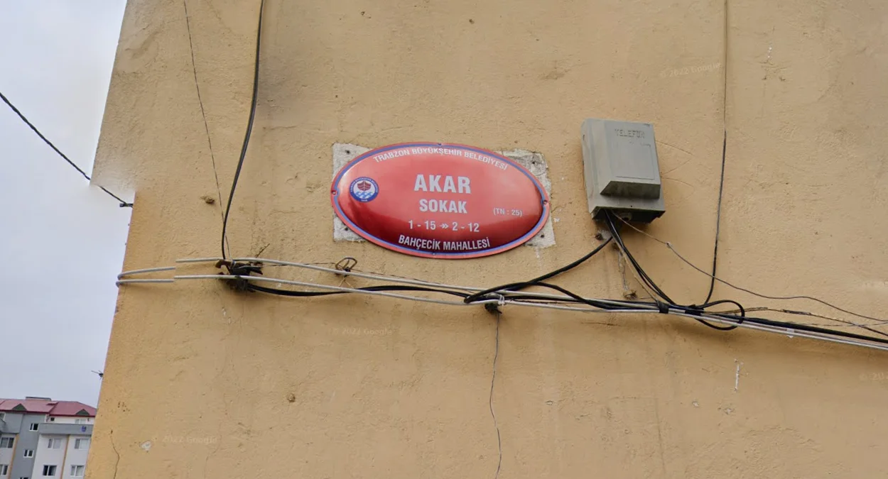 特拉布宗橢圓形紅路牌