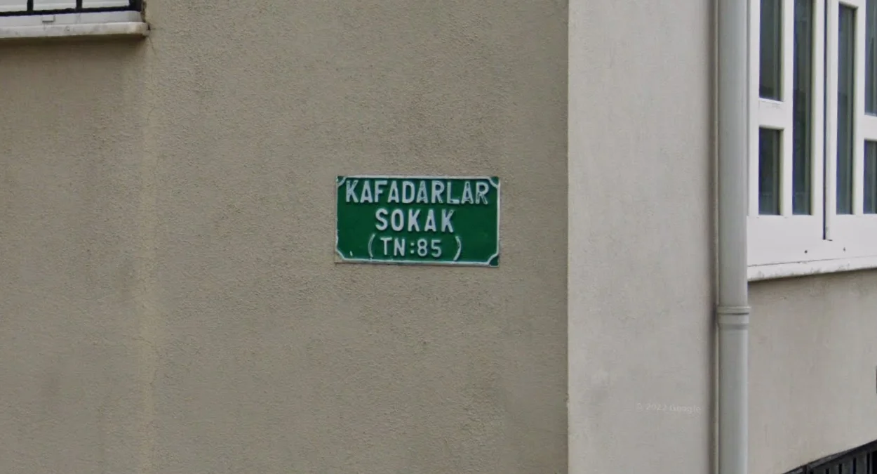 布爾薩凸字綠路牌