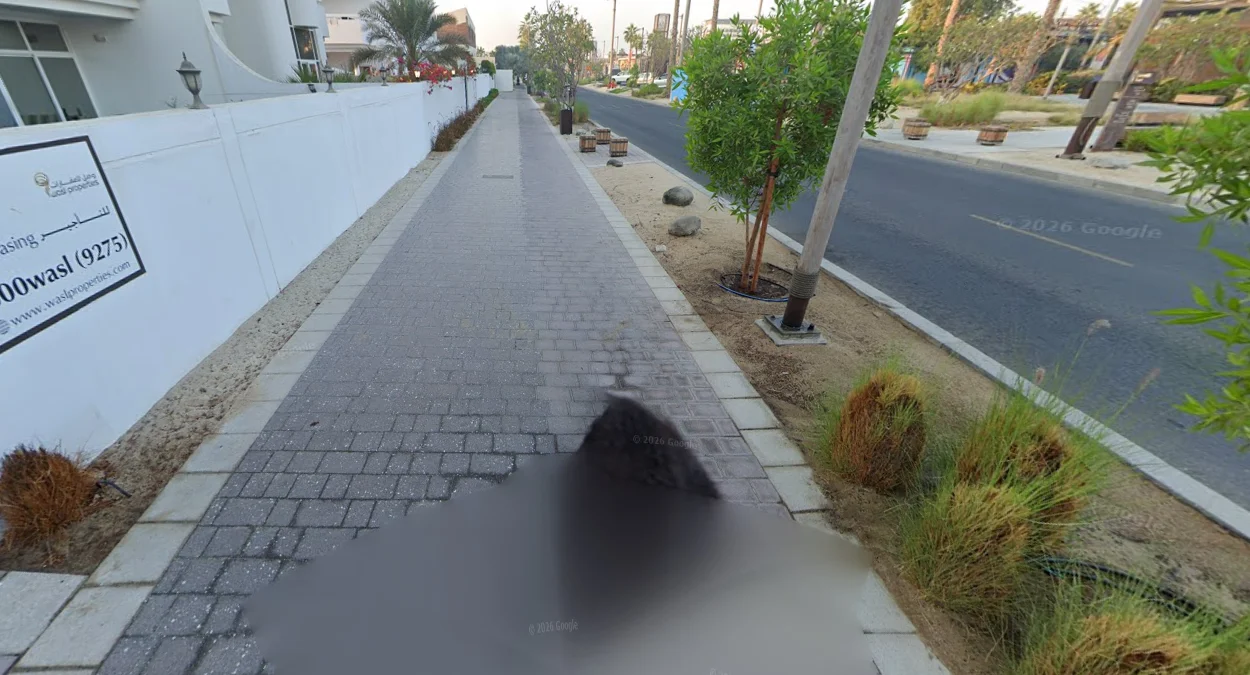 杜拜人行道街景背包客