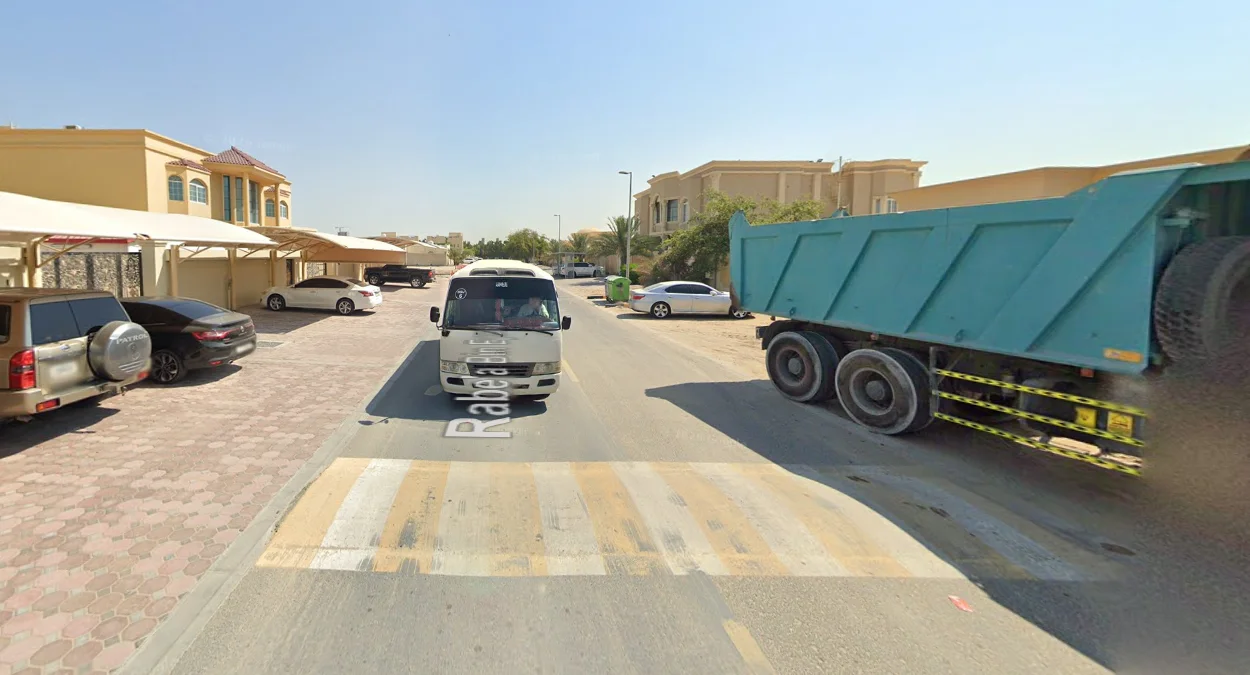 淺色石材建築與人行道