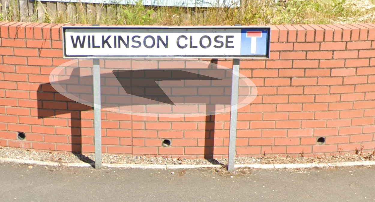 低矮的黑字白色街道標誌