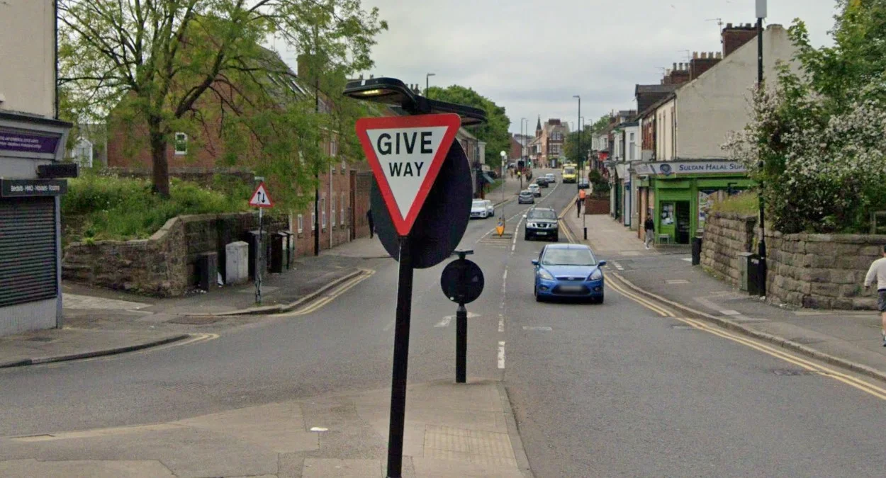 「GIVE WAY」讓路標誌