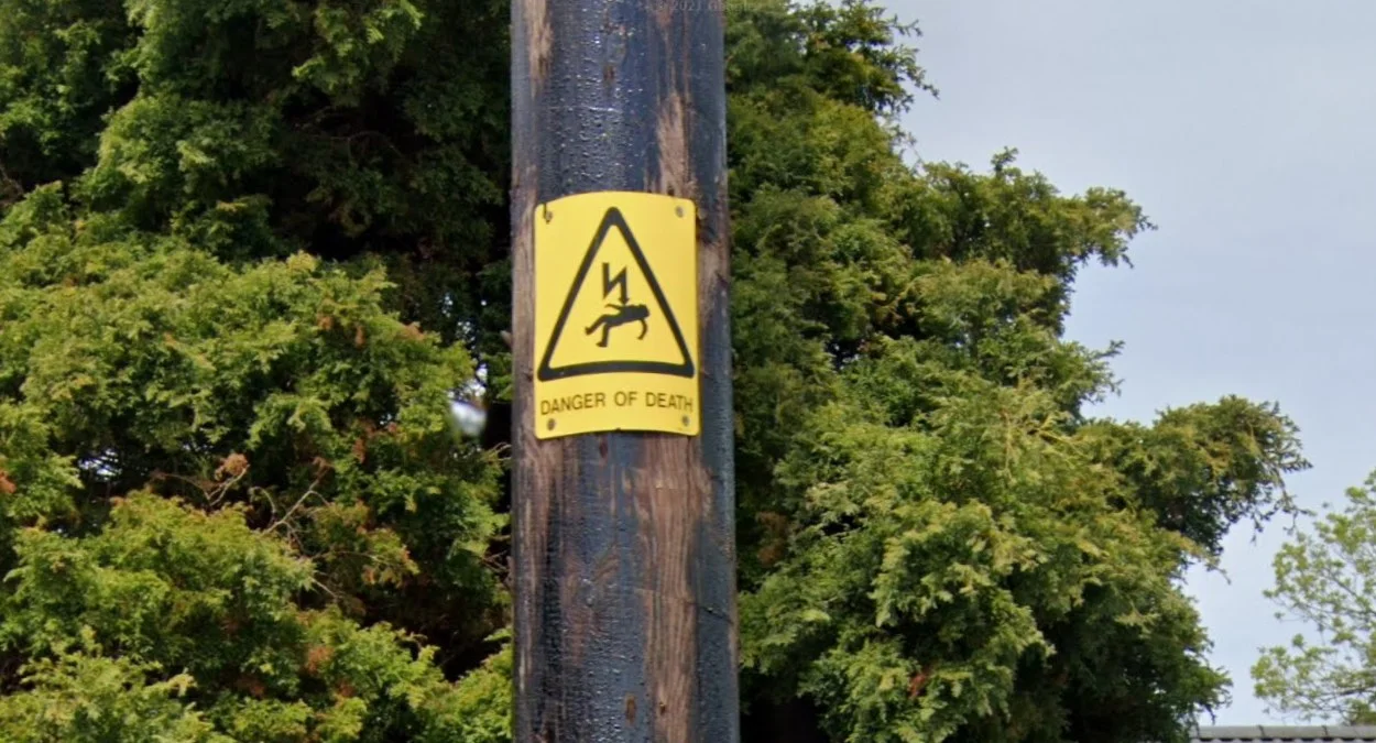 電線桿上的黃色警告貼紙