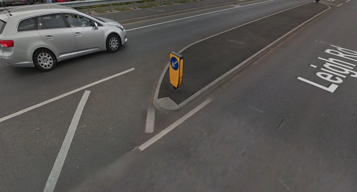 常見的黃色交通柱