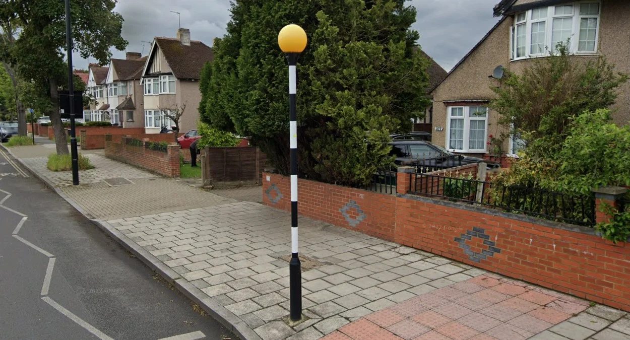 斑馬線黑白條紋燈柱