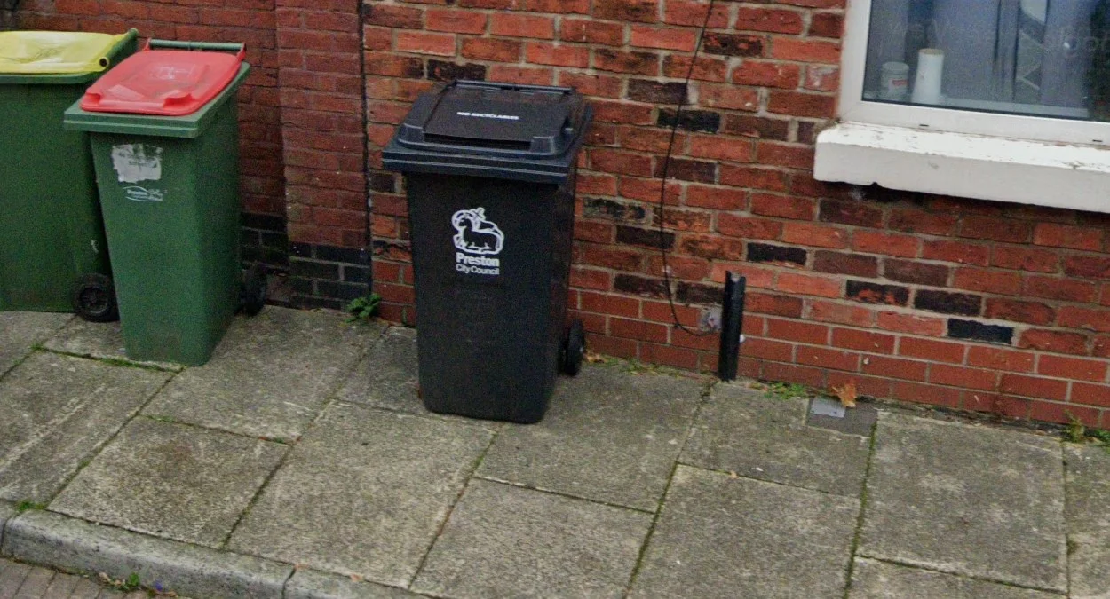 印有城市名稱的垃圾桶