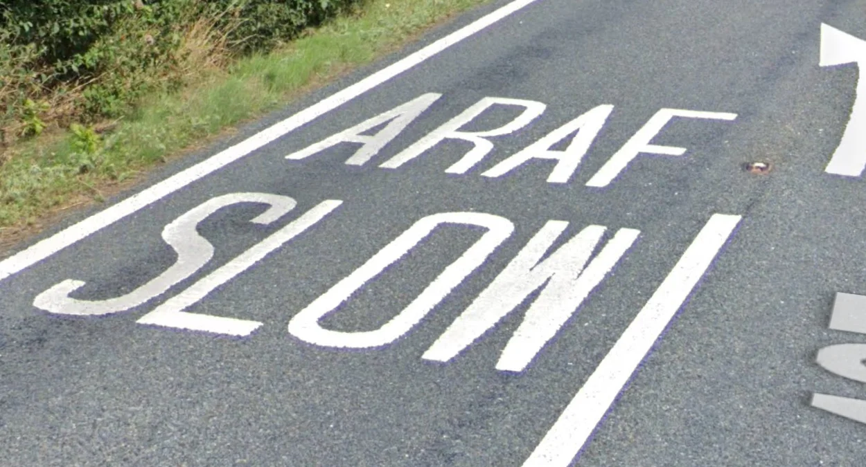 威爾士語路面標記「Araf」