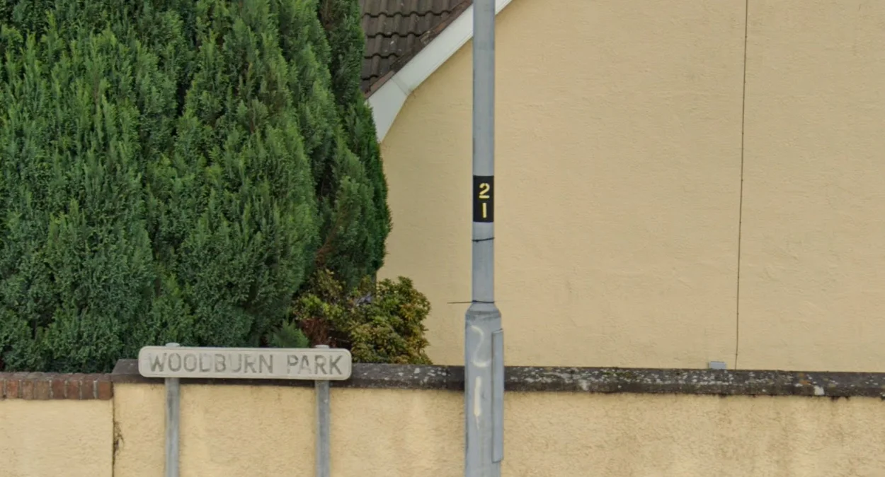 北愛爾蘭路燈黃字黑貼紙