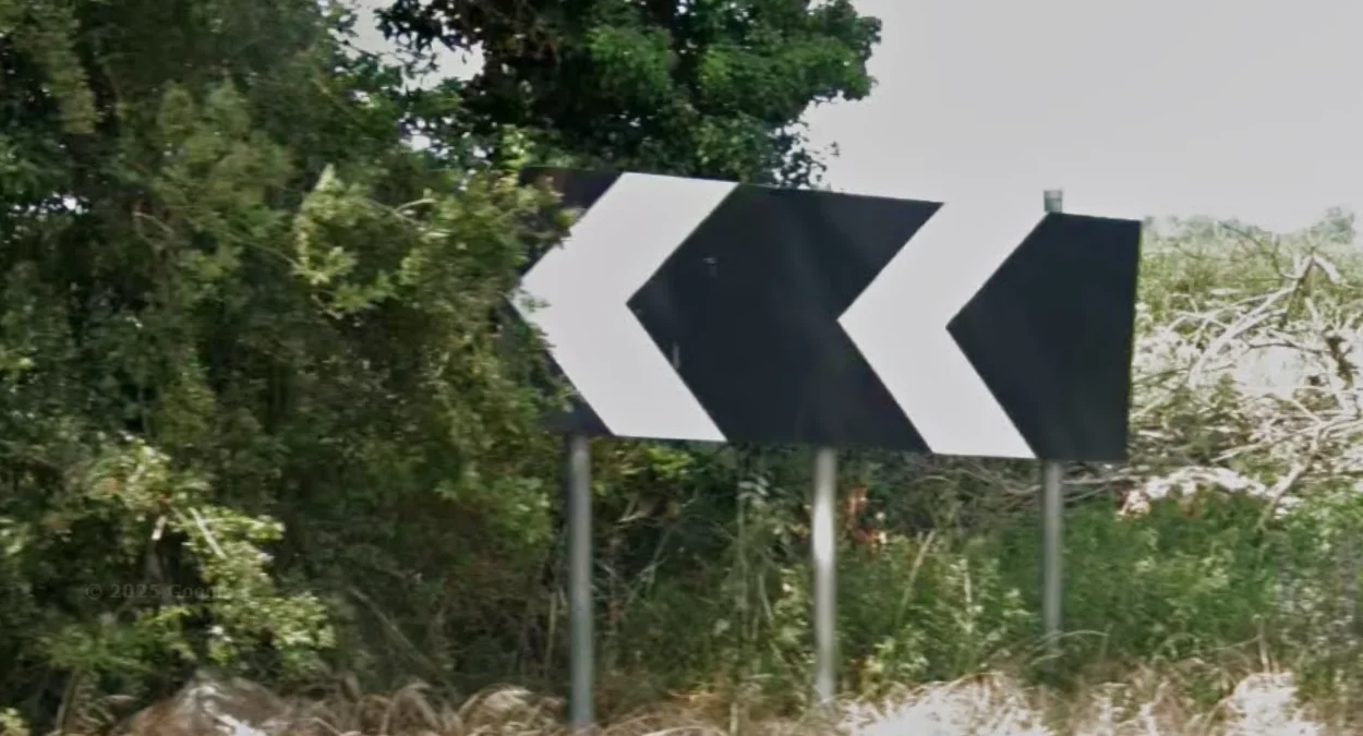 黑底白箭頭V形標誌