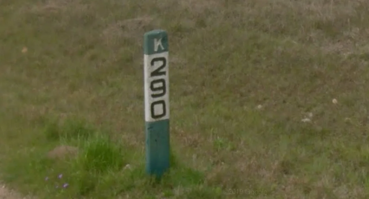 綠色石製公里標誌