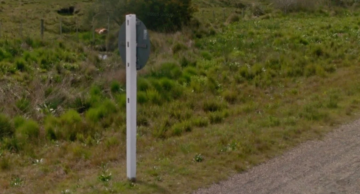 厚實白色木製路標