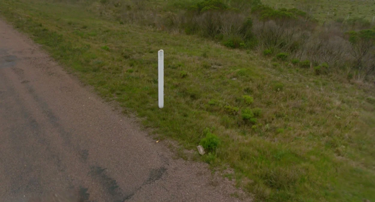 白黃護柱與石製路障