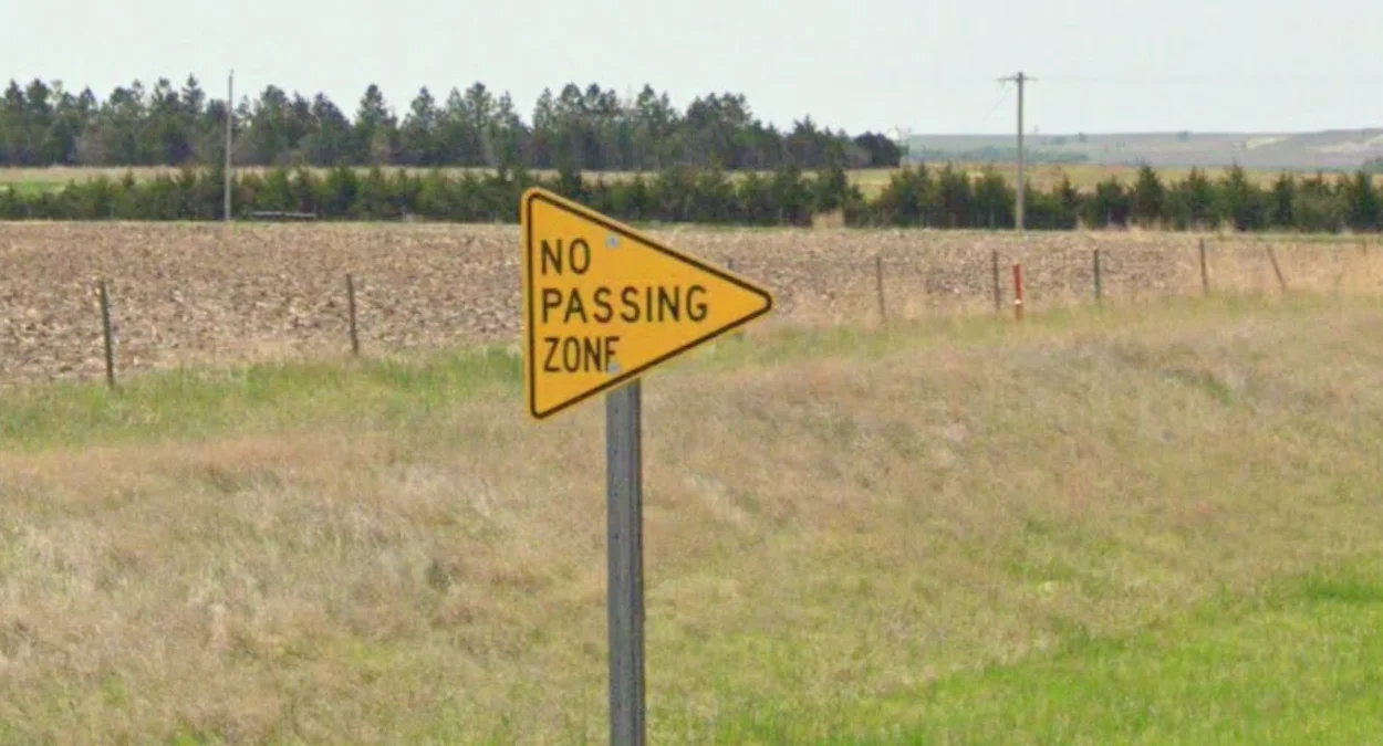 獨特黃色三角形「禁止超車」牌