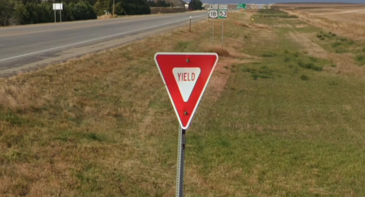 讓路標誌「YIELD」