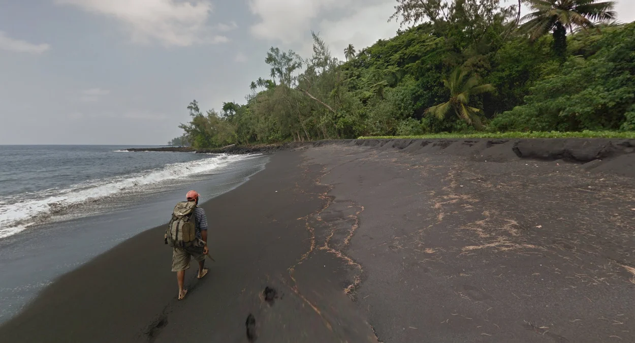 島嶼東側的黑沙灘