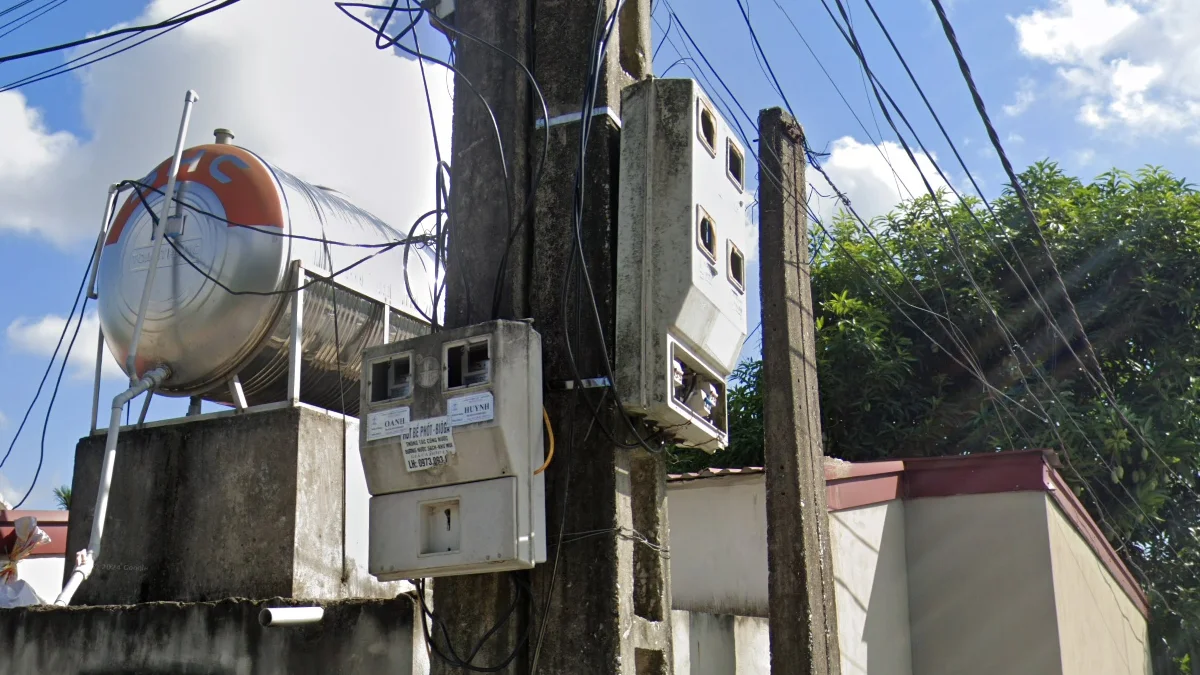 電線桿淺灰電箱