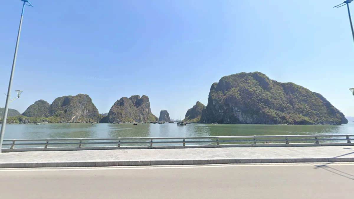 下龍灣尖峭岩石島嶼