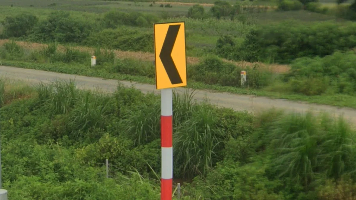 黃底黑字人字標誌